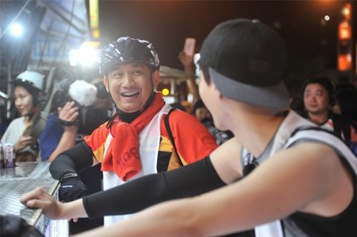 “极限男人帮”开启垦丁之旅 黄渤投球百发百中