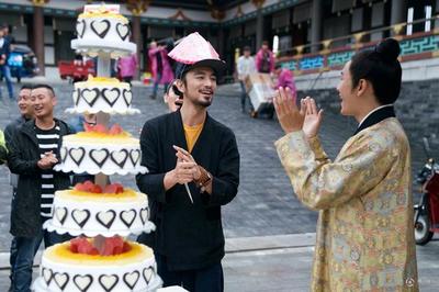 张晓晨剧组庆生 陈坤携“凰权男人帮”送祝福