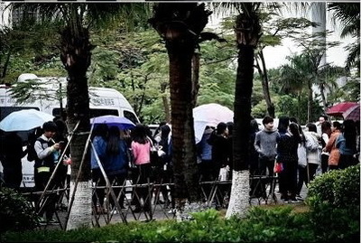 《男人帮2》厦门高校取景遇粉丝狂热围堵，朴海镇现身引发拍摄中断